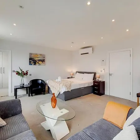 Fabulous Deluxe King Studio With Air-Conditioning